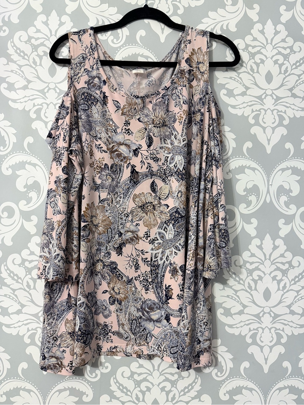 💫2/$25 •  Kim & Co. Floral Print Cold-Shoulder Top